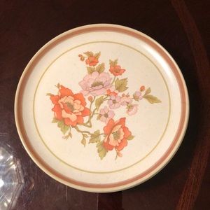 8 Melmac dinner plates with floral print